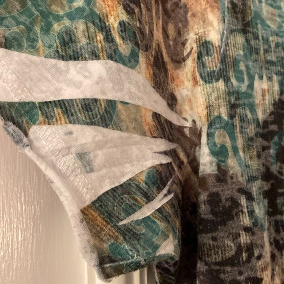 Women’s patterned short sleeve patterned T-shirt, v-neck in green, brown, white. - Picture 4 of 5